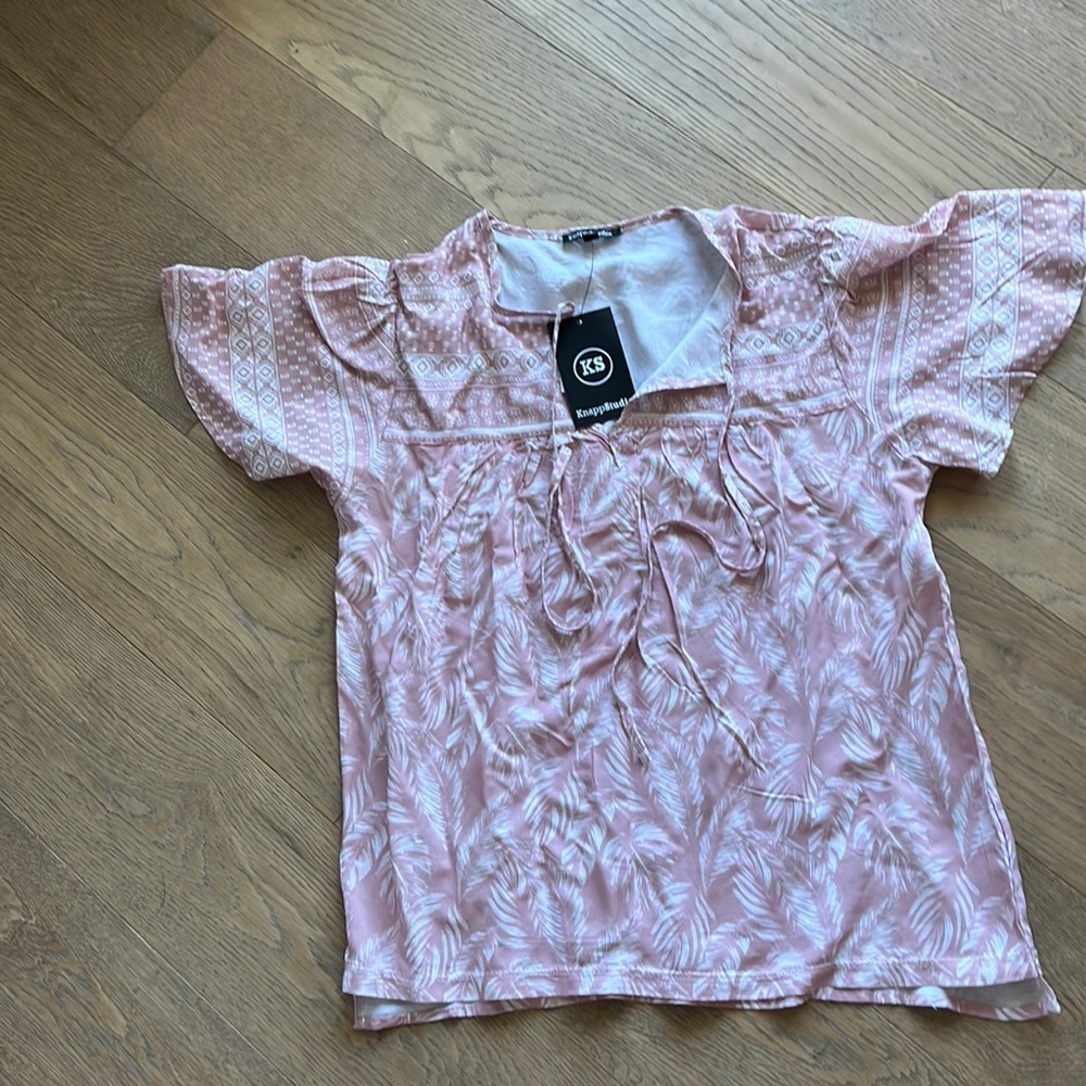 2/$8🎈Womens pink and white blouse flutter sleeve